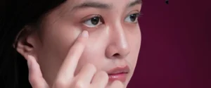 Bebas dari garis halus di mata dengan cara sederhana