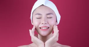 Kunci wajah sehat lembap dan bercahaya adalah dwajah terhidrasi dengan baik